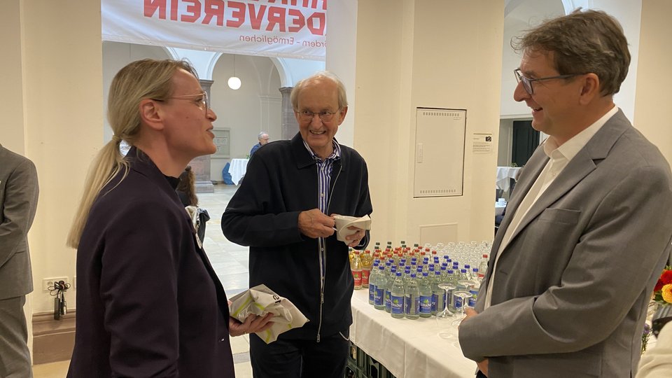 Kanzlerin Brigitte Heintz-Cuscianna im Gespräch mit Prorektor Prof. Dr.-Ing. Lutz Gaspers und ehemaligem Rektor Prof. Rainer Franke