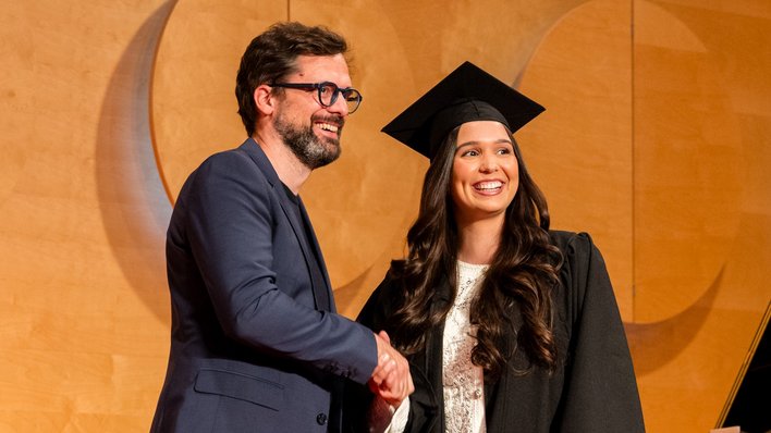 Gratulation bei der Abschlussfeier