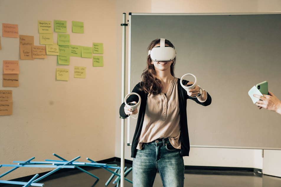 Frau mit VR-Brille