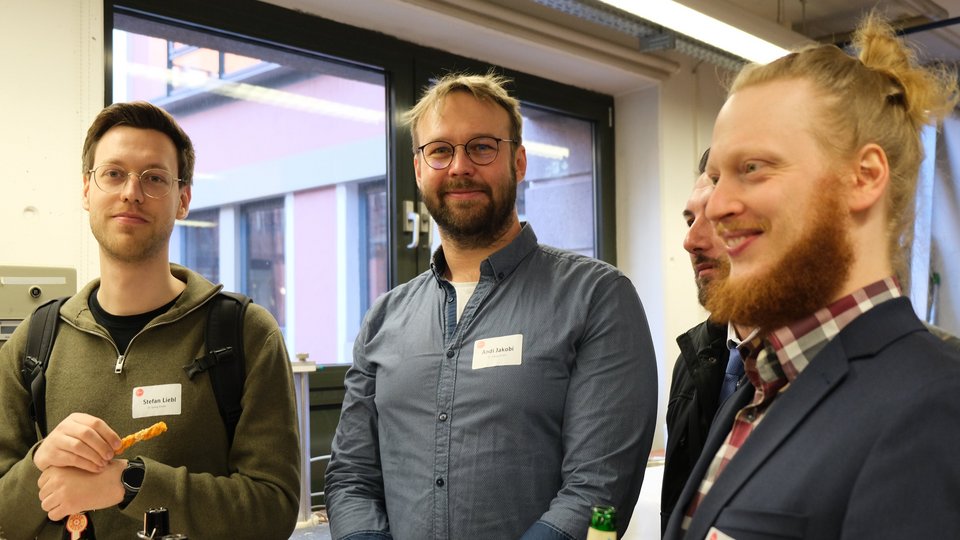 Fotos vom Fest, Menschen im Gespräch