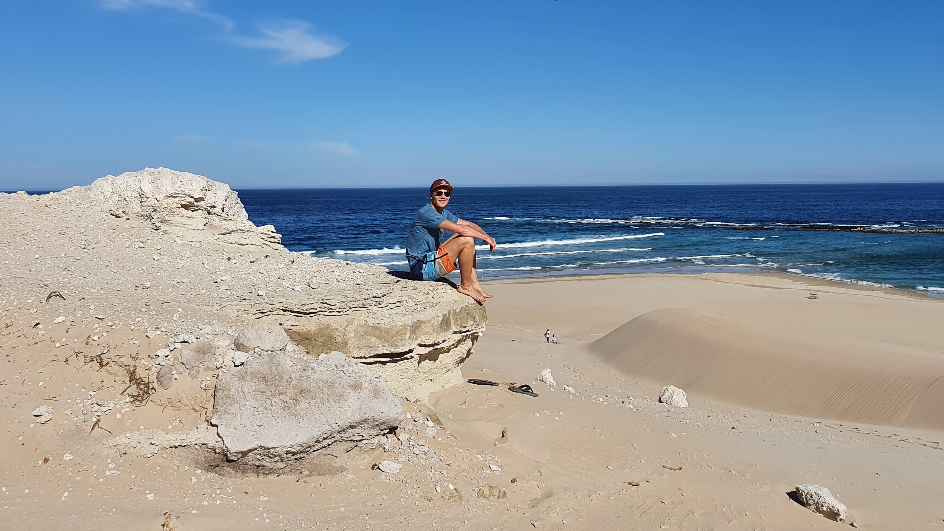 Student sitzt am Meer