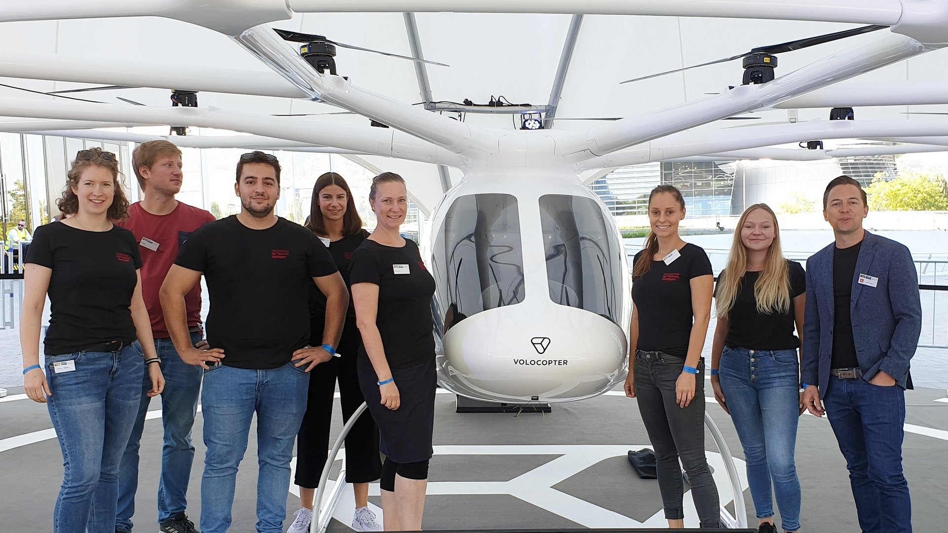 Studierende stehen vor dem Volocopter