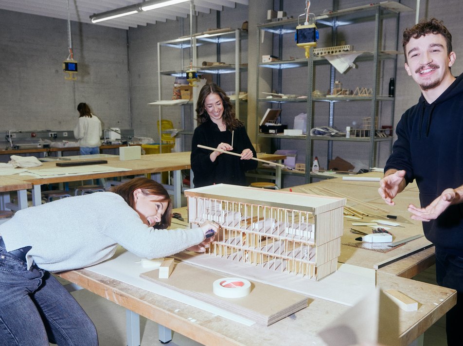 Studierende zeigen ein Architekturmodell beim Studieninfotag Afterschool an der Hochschule für Technik Stuttgart 