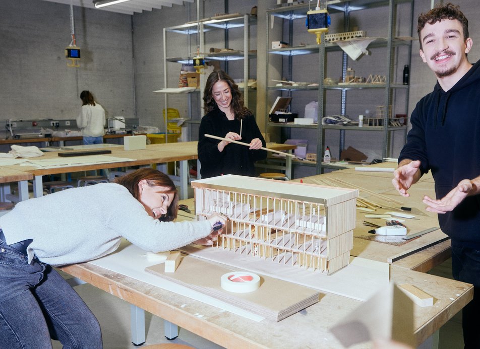 Studierende zeigen ein Architekturmodell beim Studieninfotag Afterschool an der Hochschule für Technik Stuttgart 