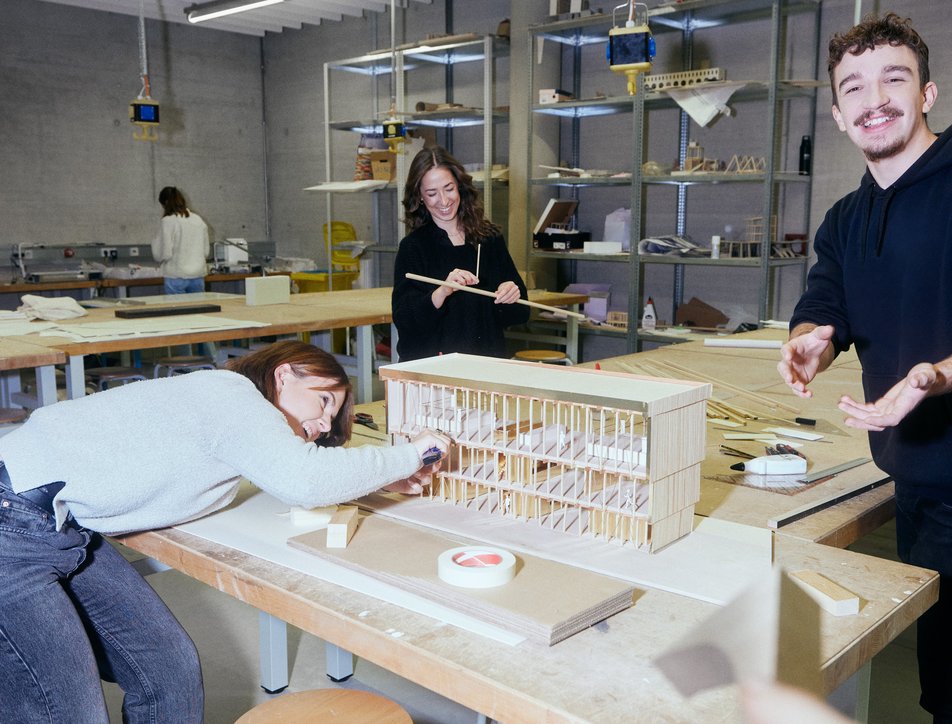 Studierende zeigen ein Architekturmodell beim Studieninfotag Afterschool an der Hochschule für Technik Stuttgart 
