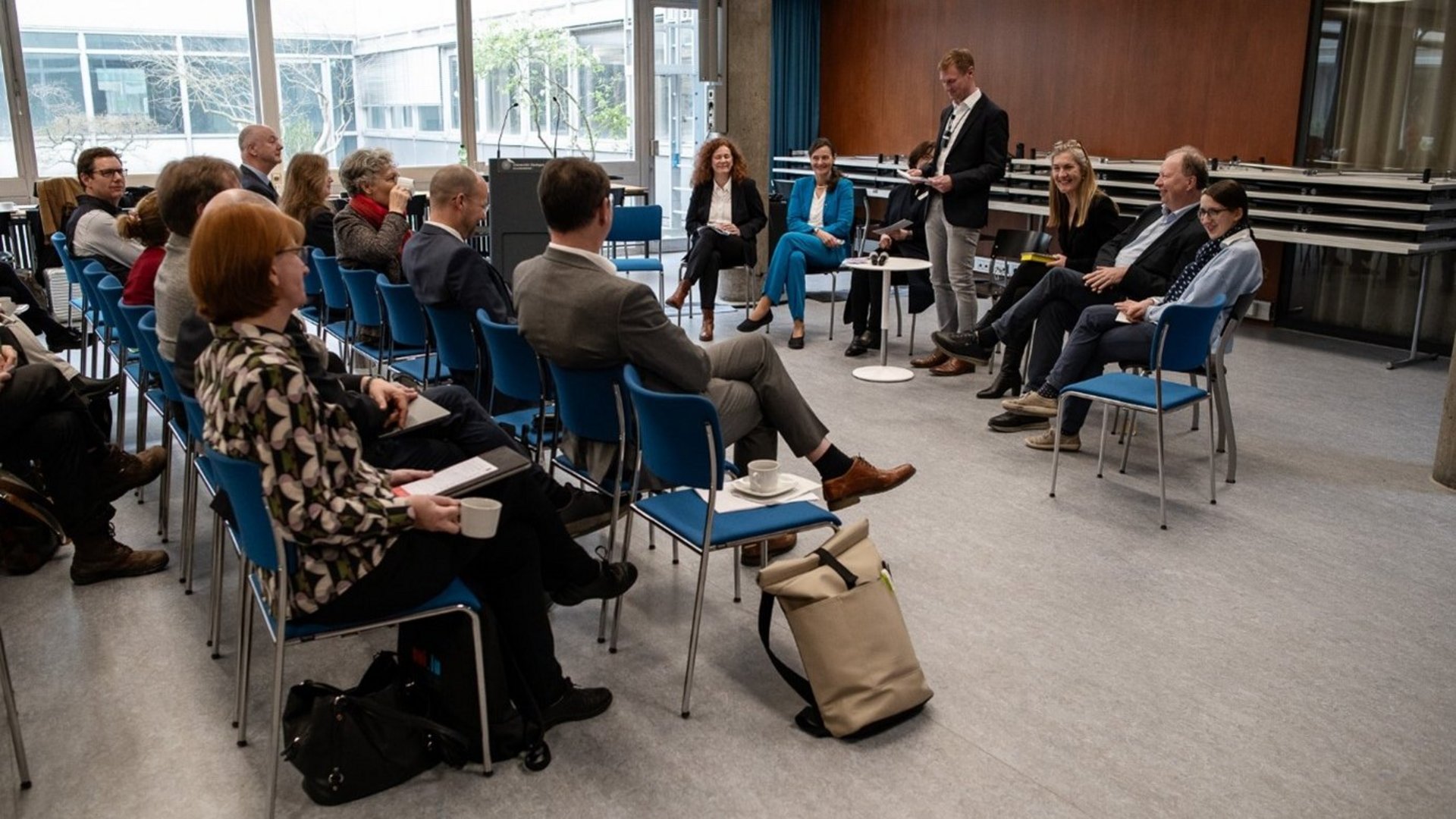 Diskussion über die Idee einer gemeinsamen Bibliothek für die Stuttgarter Hochschulen. Moderator Dr. Johan Lange 