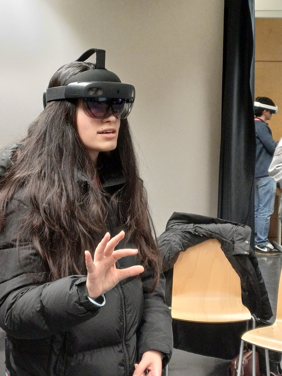 Schülerin mit VR-Brille