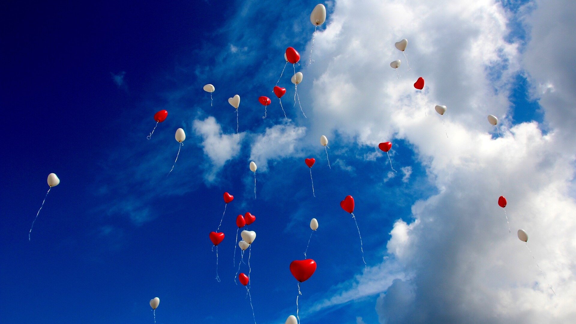 Lufballons fligen in den blauen Himmel