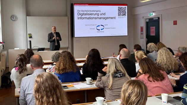 Spezialisten der Berufsberatung informieren sich über möglichkeiten der Berufswahl für Schülerinnen und Schüler mit Abitur nach einem Studium an der Hochschule für Technik Stuttgart