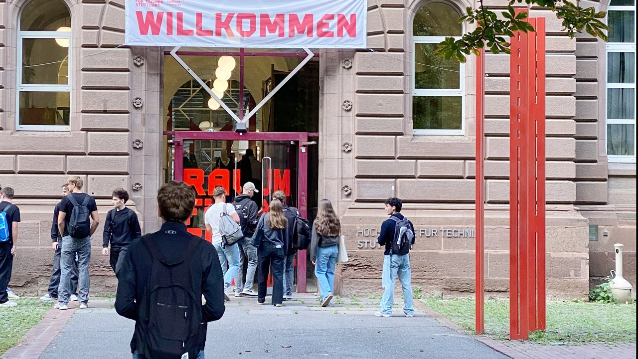 Erstsemester startet sein Studium an der HFT Stuttgart