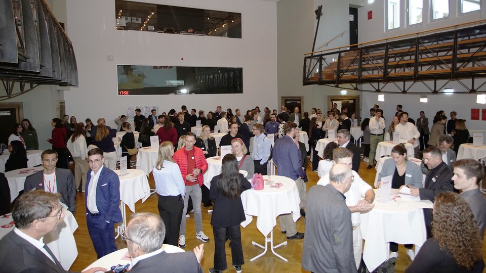 stipendienfeier 2025 networking in der aula