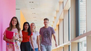 Vier Studierende in Bau 2