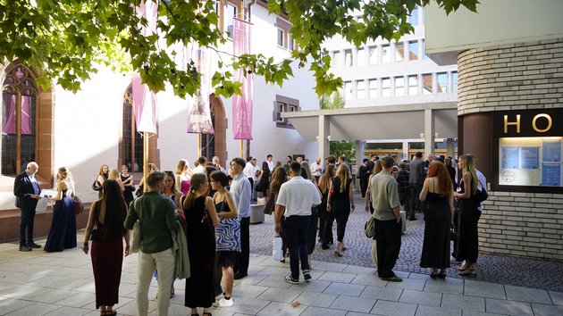 Graduierte und Gäste der Abschlussfeier