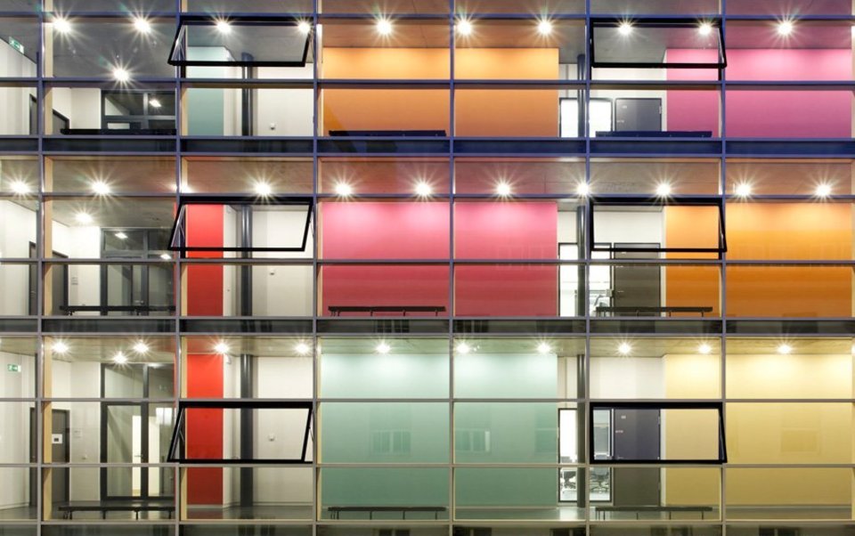 Bibliotheksglasfront mit vollständiger Beleuchtung