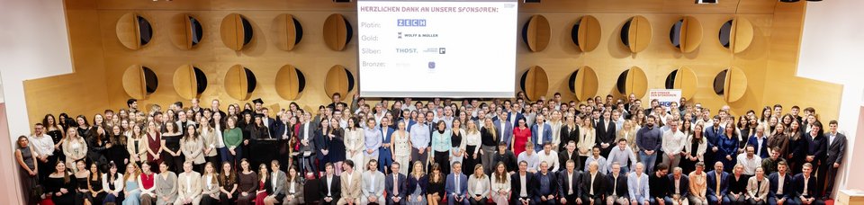 Gruppenfoto aller Absolvent:innen