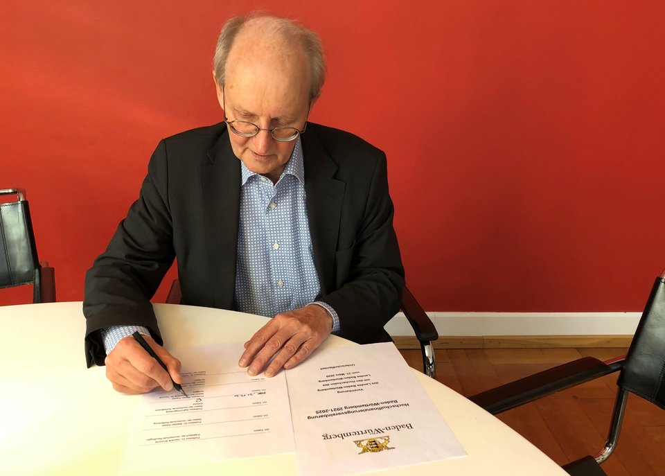 Rektor Prof. Rainer Franke unterchreibt Hochschulfinanzierungsvertrag