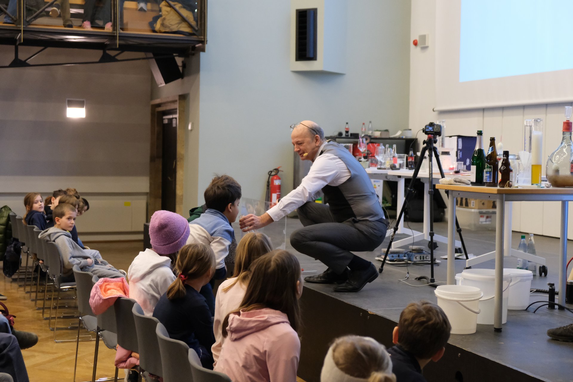 Bei der Bauphysik-Weihnachtsvorlesung werden die Schüler:innen mit einbezogen