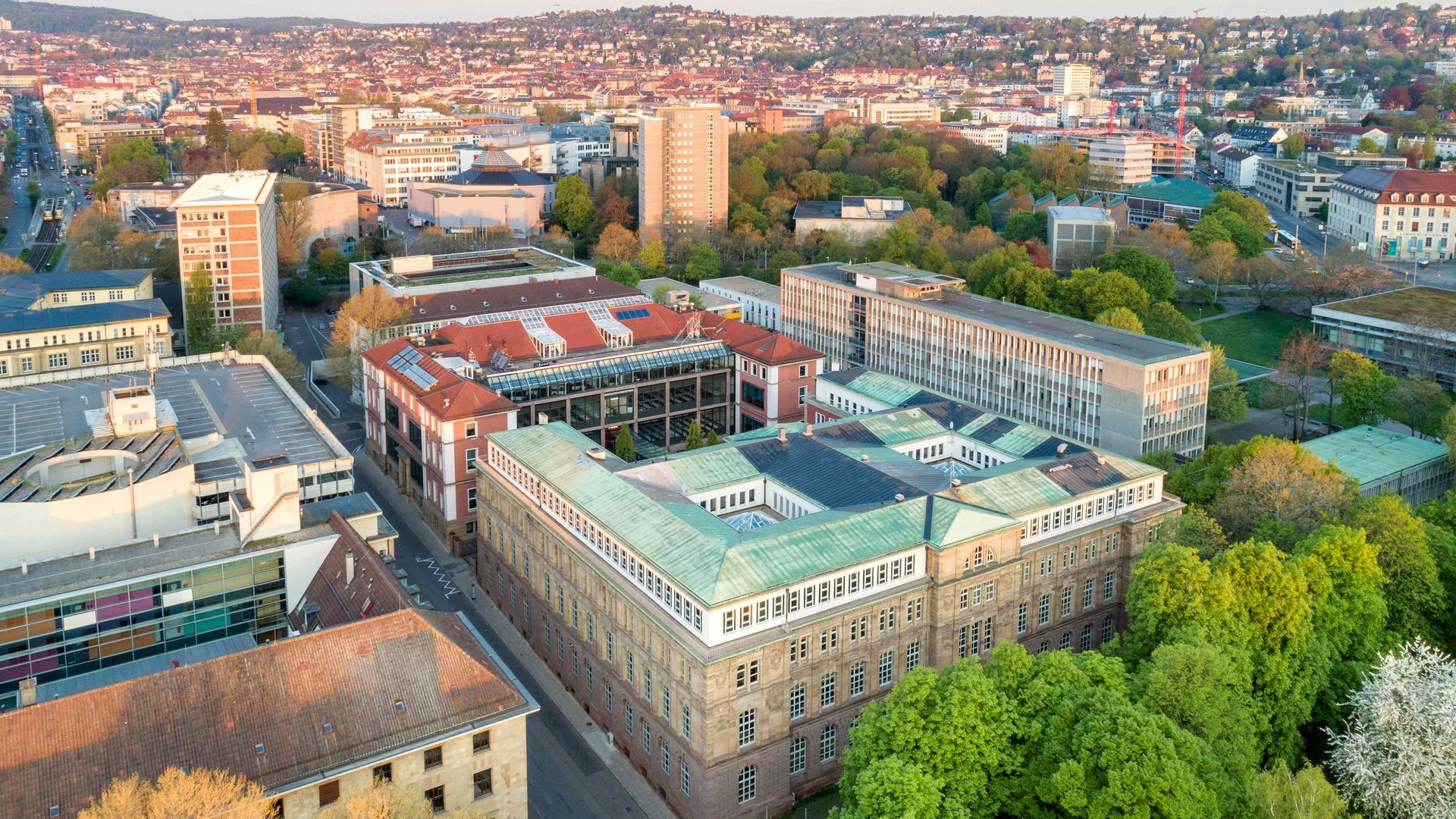 Ein Luftbild der gesamten Gebäude der HFT