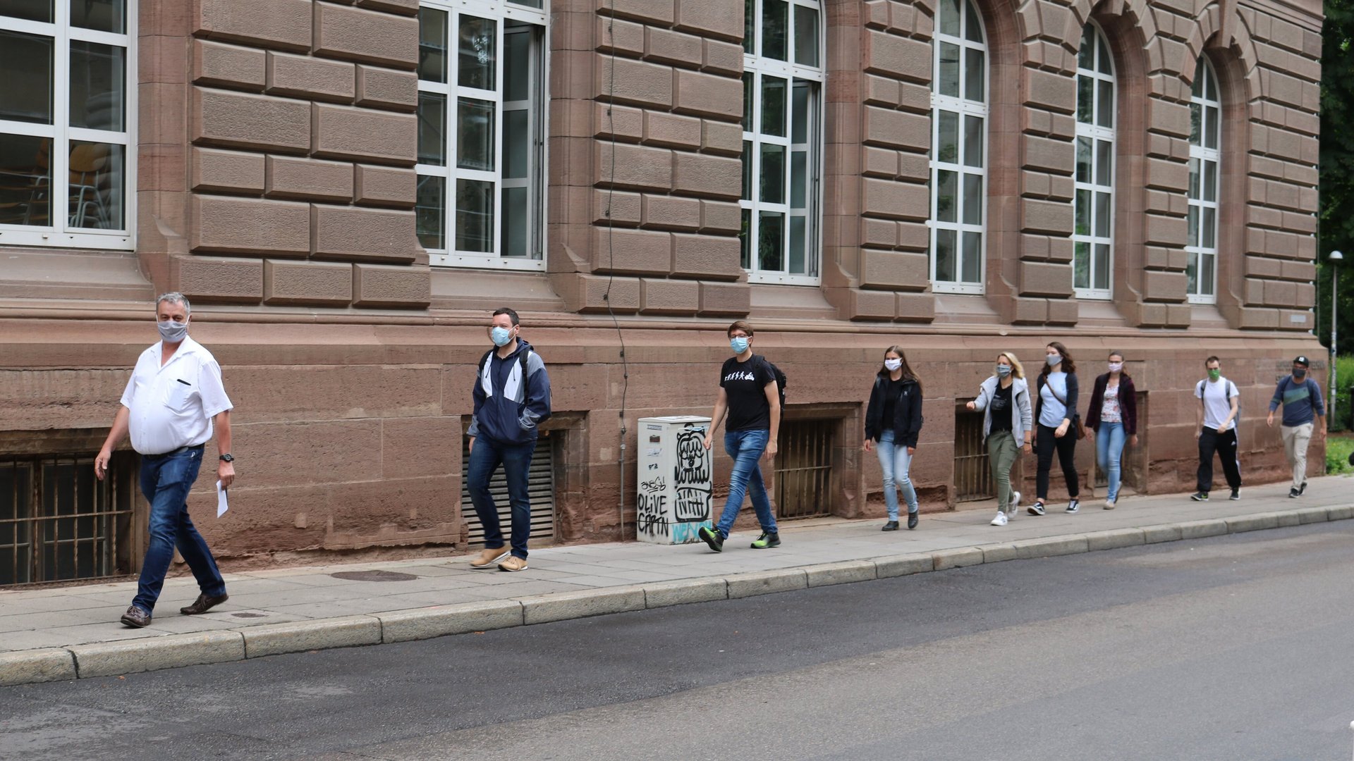 Studierende auf dem Weg zur praktischen Übung