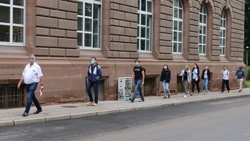 Studierende auf dem Weg zur praktischen Übung