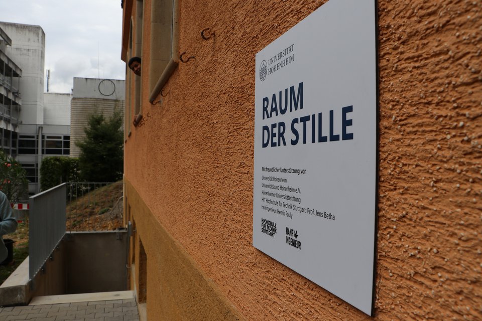 Hinweisschild Raum der Stille