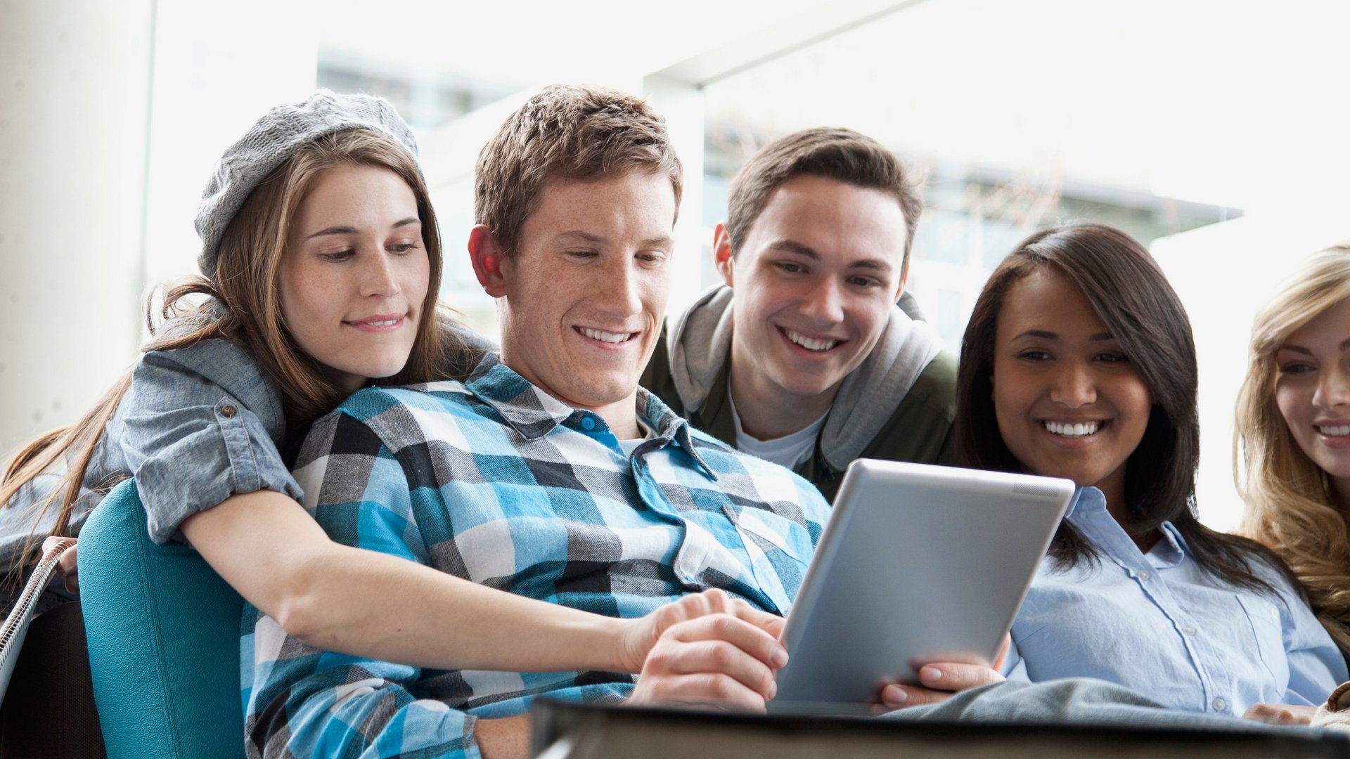 bachelor studierende angewandte mathematik und künstliche intelligenz freuen sich. bild shutterstock 247454359 hero images on off set