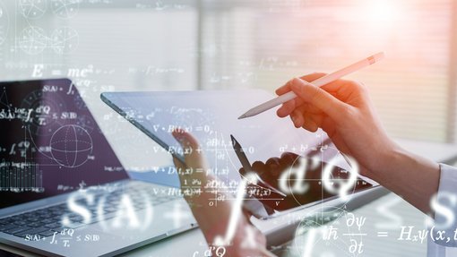 Symbolfoto - Eine Student:in des Studiengangs Angewandte Mathematik und Künstliche Intelligenz der Hochschule für Technik sitzt am Laptop/Tablet in ihrem Büro eines Baden-Württemberger Unternehmens, in dem Sie als Werkstudentin Mathe² Work & Study arbeitet. Sie entscheidet sich gerade auch noch für das Master Studium Mathematik an der HFT Stuttgart.