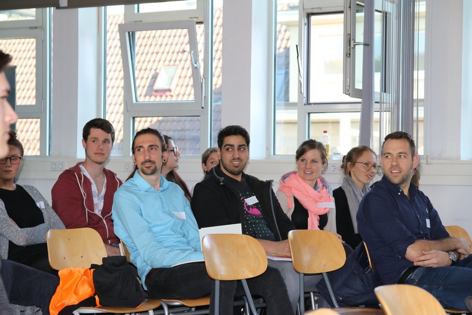 Stipendiaten im Gespräch mit Stipendiengebern beim Jobtalk der HFT Stuttgart
