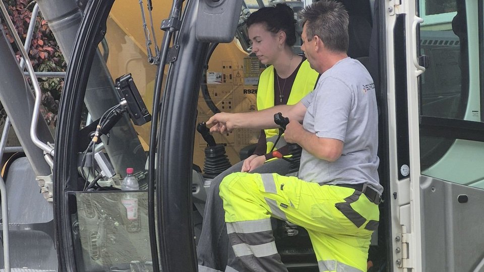 Exkursion MTS2026 - Studierende steuert einen Bagger