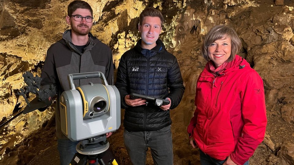 Elias Pantle und Jonas Marquart, HFT Alumni des Studiengangs Vermessung und Geoinformatik, mit Moderatorin Annette Krause vom SWR bei den Dreharbeiten in der Kolbinger Höhle. Die Aufnahmen sind Teil einer neuen Folge „SWR Expedition in die Heimat“ und sind am 17.06.2022 um 20:15 Uhr im SWR Fernsehen zu sehen.