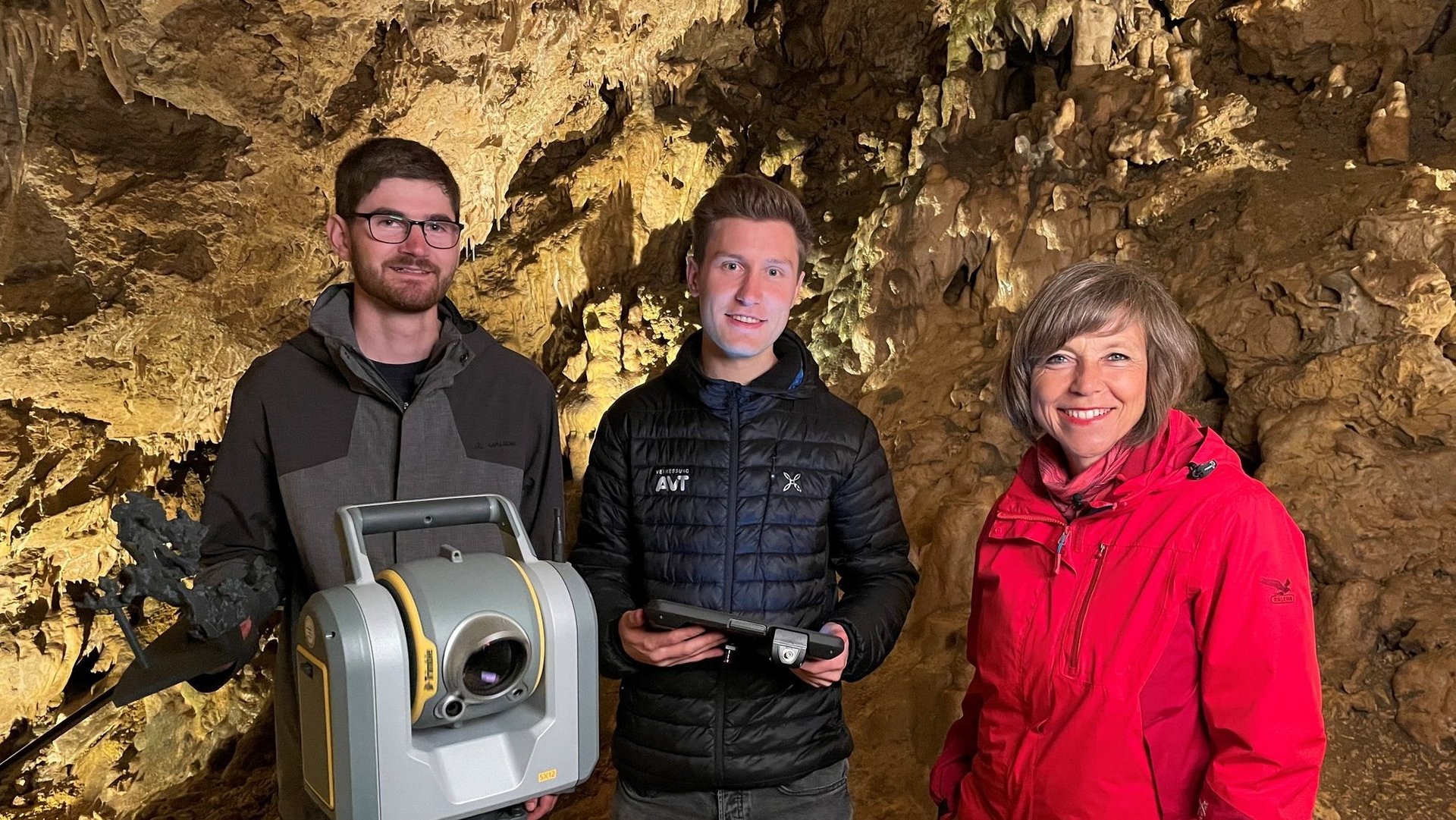 Elias Pantle und Jonas Marquart, HFT Alumni des Studiengangs Vermessung und Geoinformatik, mit Moderatorin Annette Krause vom SWR bei den Dreharbeiten in der Kolbinger Höhle. Die Aufnahmen sind Teil einer neuen Folge „SWR Expedition in die Heimat“ und sind am 17.06.2022 um 20:15 Uhr im SWR Fernsehen zu sehen.