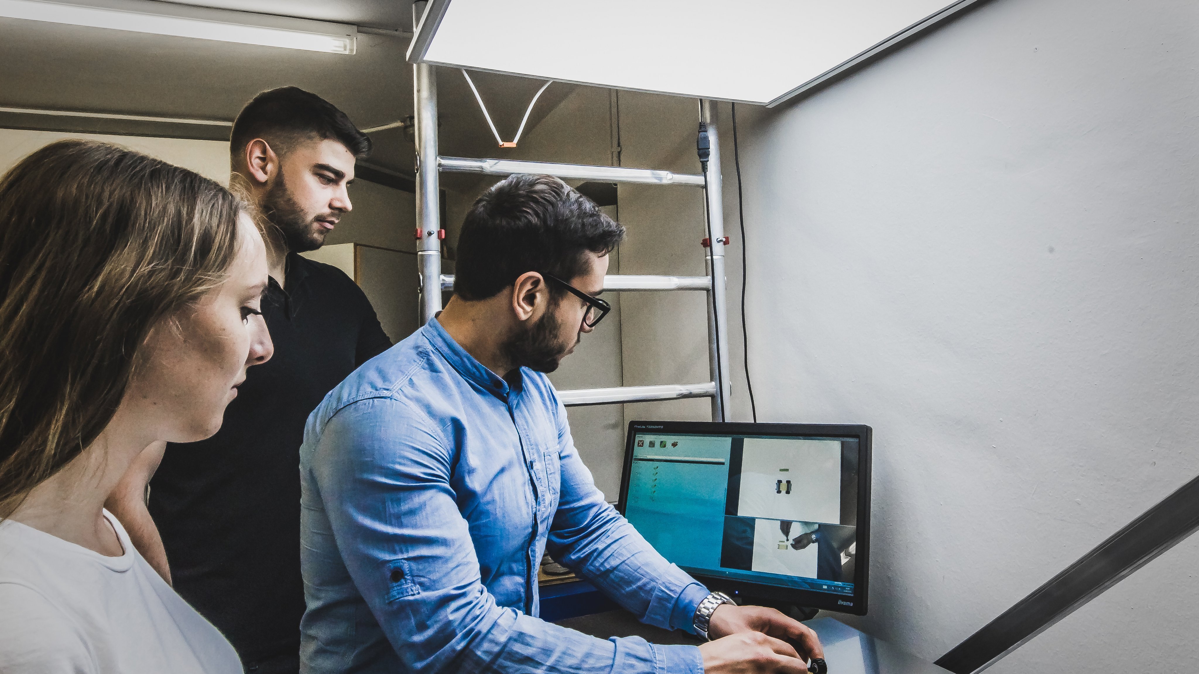 Studenten der Informationslogistik arbeiten mit dem Schlauen Klaus