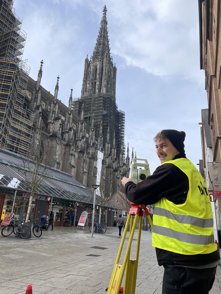 Überwachungsvermessung am Ulmer Münster: Messung des Turms mit einer Totalstation