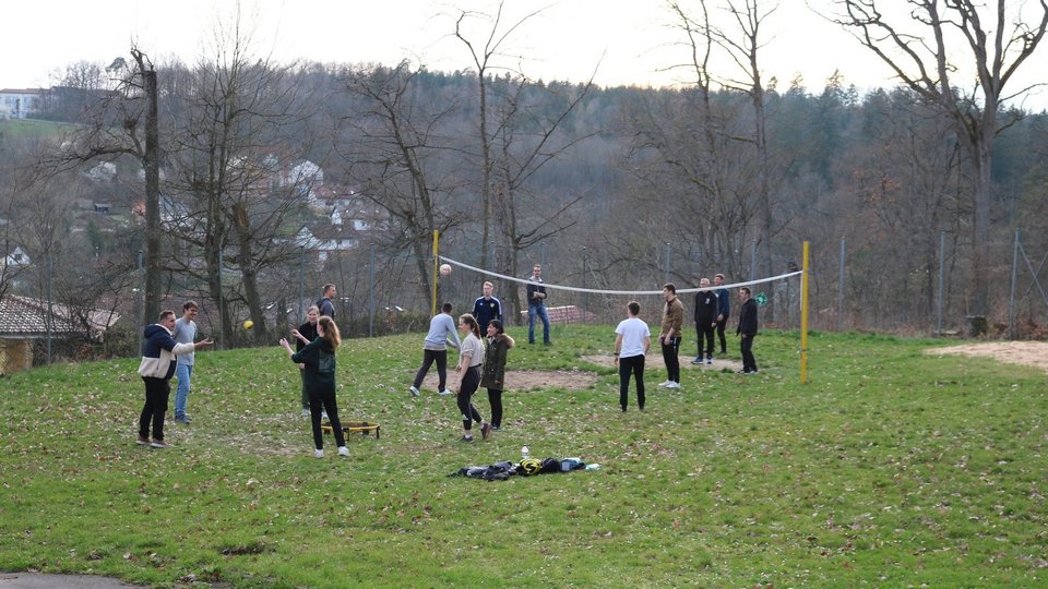 Ballspiele als Freizeitprogramm bei der Messübung