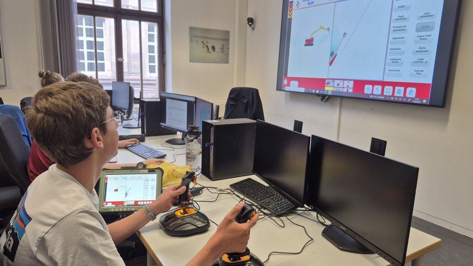 Student nutzt den Baumaschinen-Simulator mit Daten der digitalen Baustelle