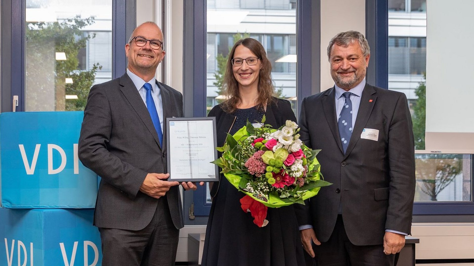 Verleihung des VDI Preises an Frau Möhnle durch Prof. Dr. Riedel im Beisein von Prof. Dr. Gülch