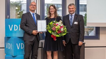 Verleihung des VDI Preises an Frau Möhnle durch Prof. Dr. Riedel im Beisein von Prof. Dr. Gülch