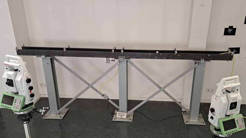 Monitoring-Simulator Übersichtsbild mit Totalstationen und Gleis-Modell