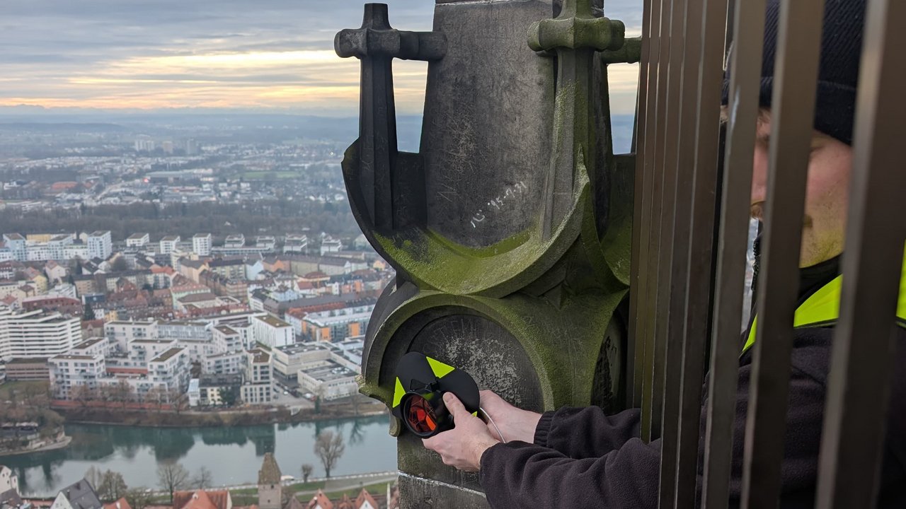 Überwachungsvermessung am Ulmer Münster: Ausrichten eines Reflektors am Turm