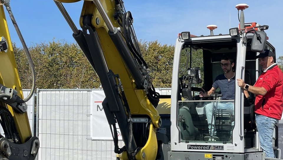 Exkursion zu MTS Schrode - Testfahrt im Bagger