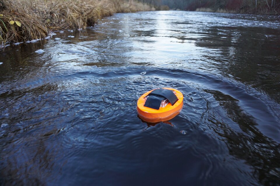 Driftboje im Fluss