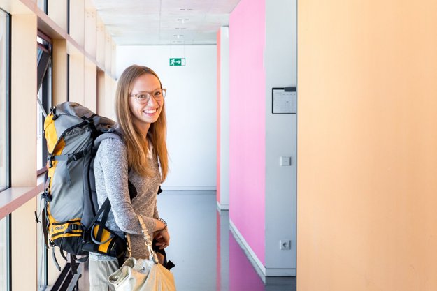 Studentin mit Rucksack bereit für Auslandserfahrungen