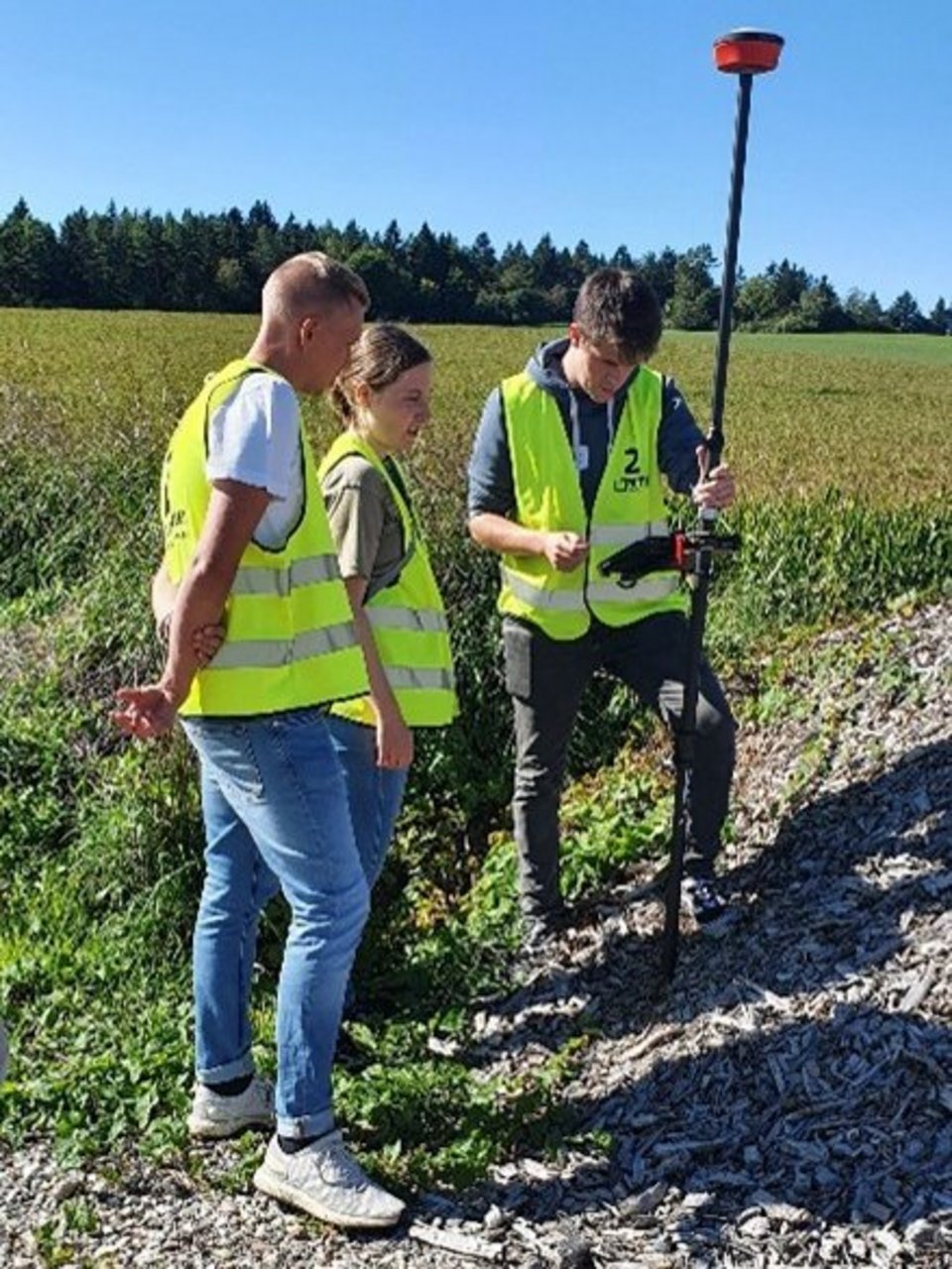 Exkursion MTS2025 - Studierende testen einen GNSS-Empfänger