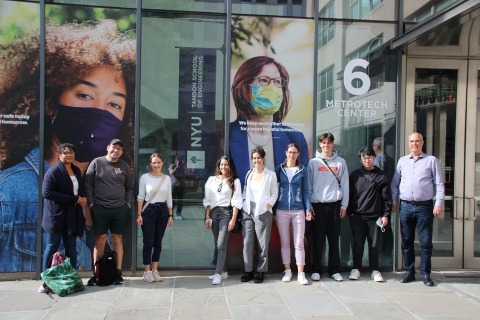 Gruppenbild der Workshop-Teilnehmer vor der NYU