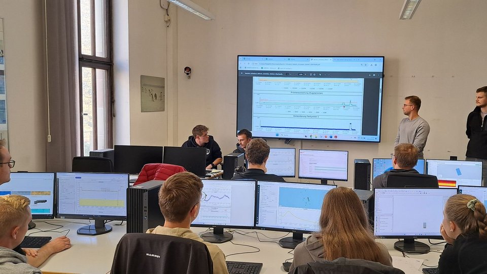 Praktische Übung am Monitoring-Simulator zum Thema Bauwerksüberwachung und GEO-Monitoring