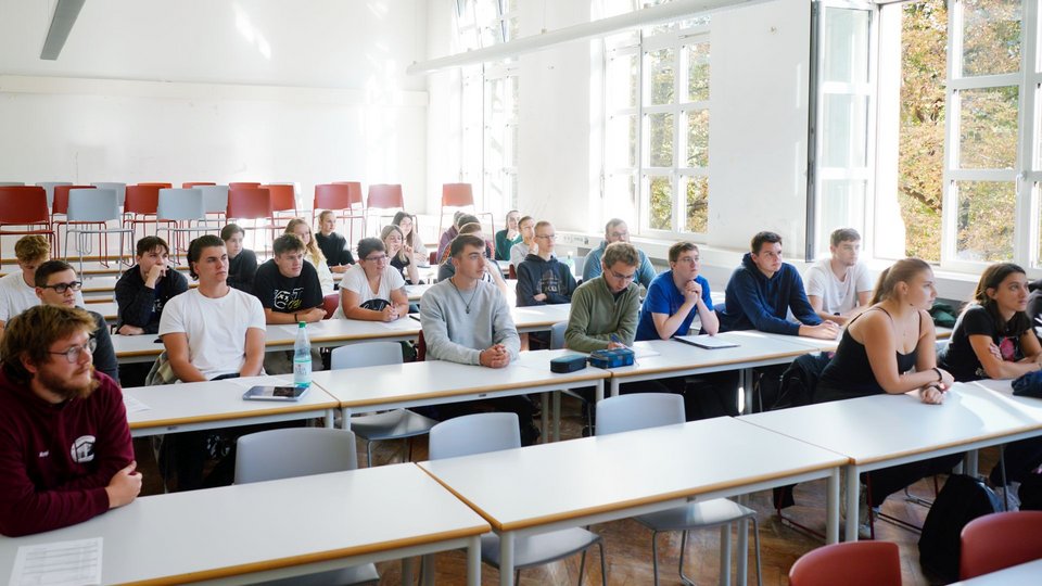 Begrüssung der Studentinnen und Studenten im Bachelor Studiengang Vermessung und Geoinformatik an der HFT Stuttgart im Wintersemester 2023