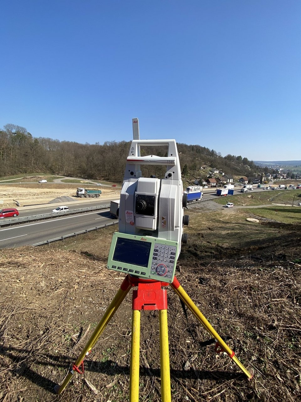 Totalstation am Rande einer Autobahnbaustelle