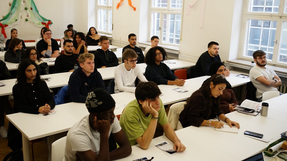 semesterstart BDI wise 25 - studierende sitzen an tischen