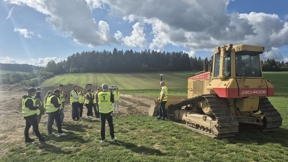 Exkursion MTS2026 - Studierende bei der Besichtigung einer mit Mess-Sensoren ausgerüsteten Baustellen-Raupe