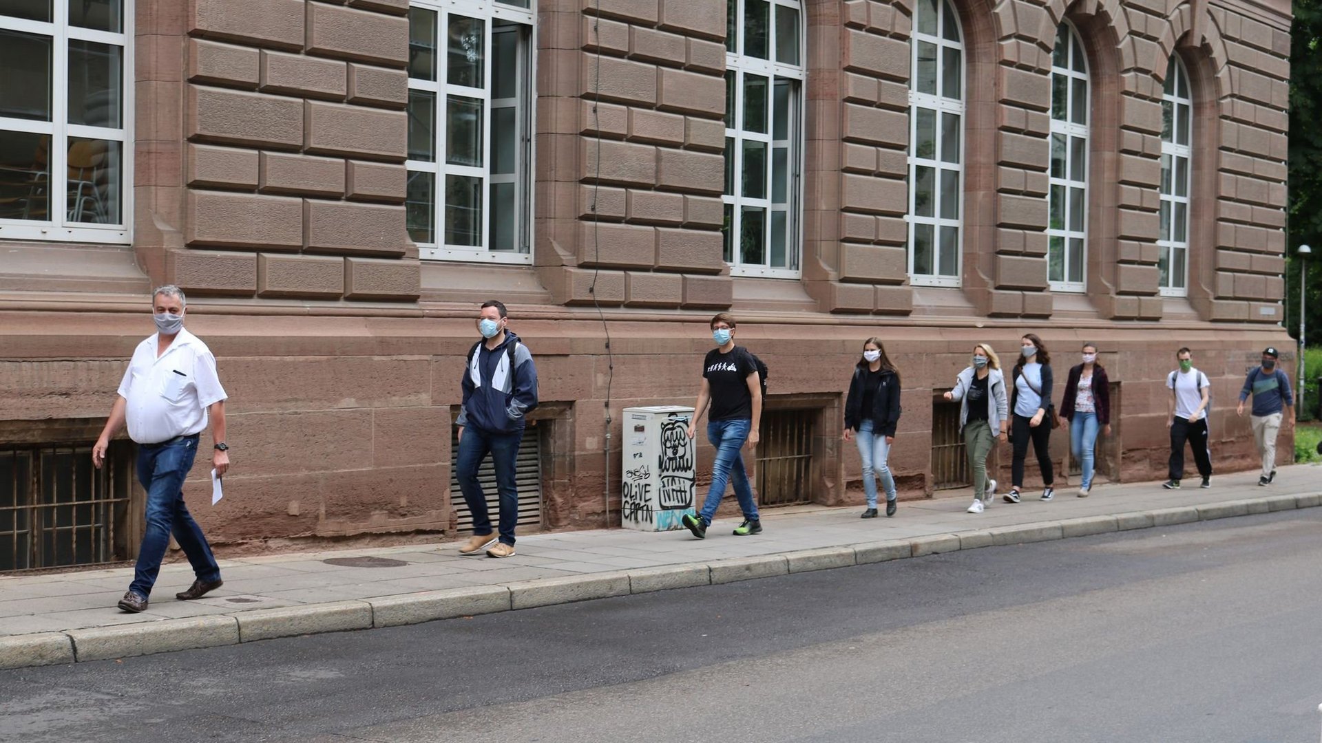 Im "Gänsemarsch" werden Studierende zur 1. Corona-Übung geführt